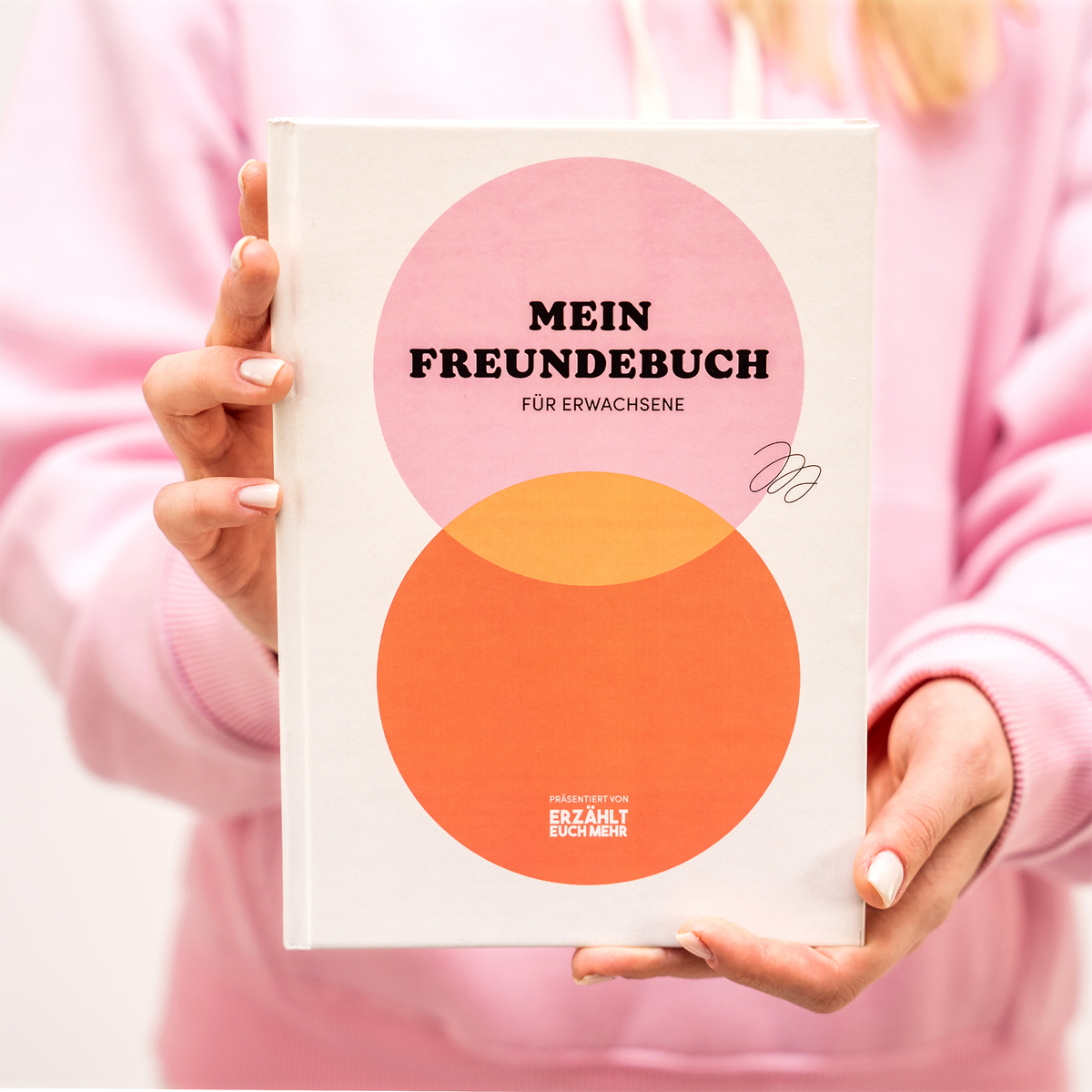 Freundebuch in Frauen Händen