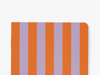 Nachaufnahme Notizheft mit lila-orangenen Streifen