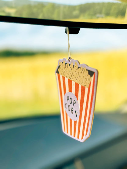 Duftanhänger in Form einer Popcorntüte am Rückspiegel im Auto