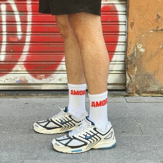 Weiße Crew-Socken mit rotem Amore Motiv in Turnschuhen