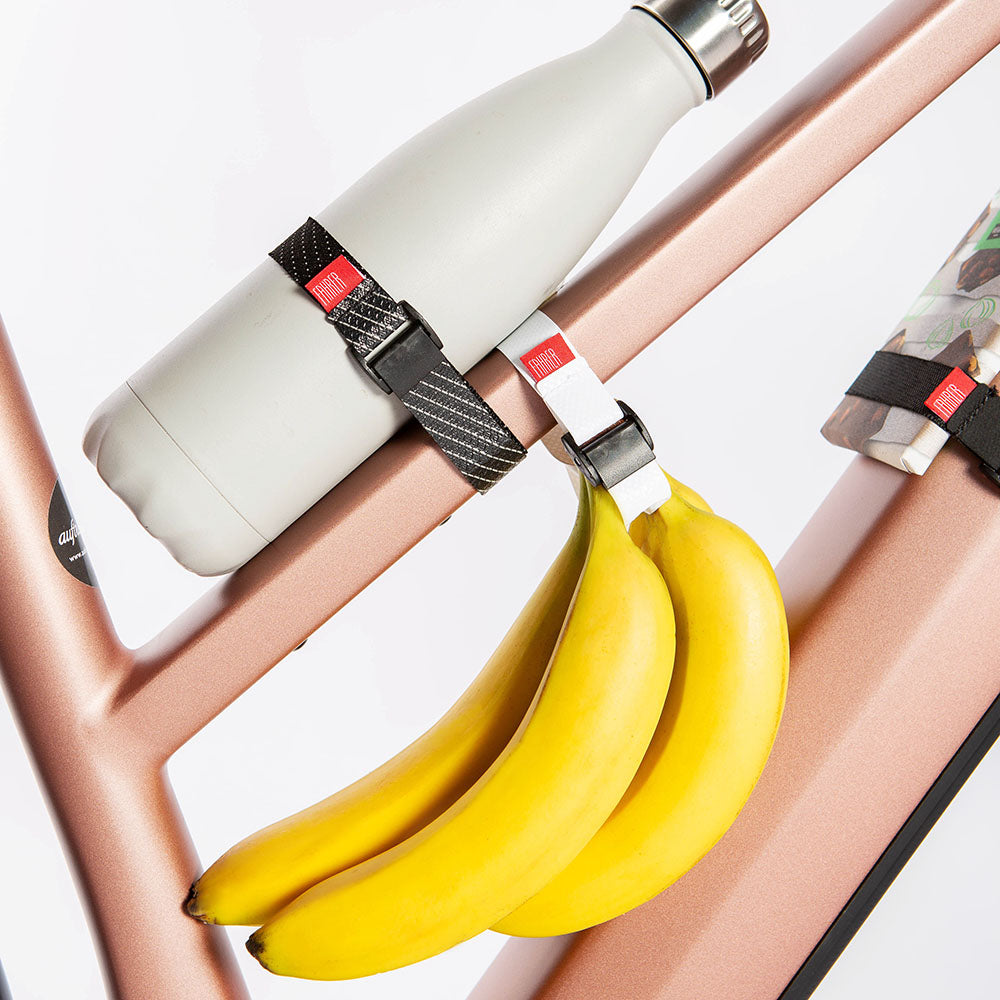 reflektierender Mini-Strap als Flaschenhalter und weißer Strap als Bananenhalter