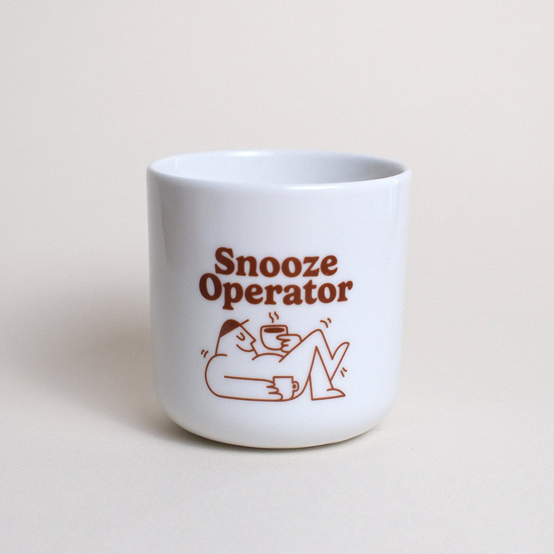 tasse mit braunem aufdruck snooze operator 