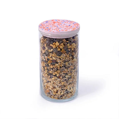 Vorratsdose gefüllt mit Müsli mit rosafarbenen Terrazzo Deckel aus Porzellangips