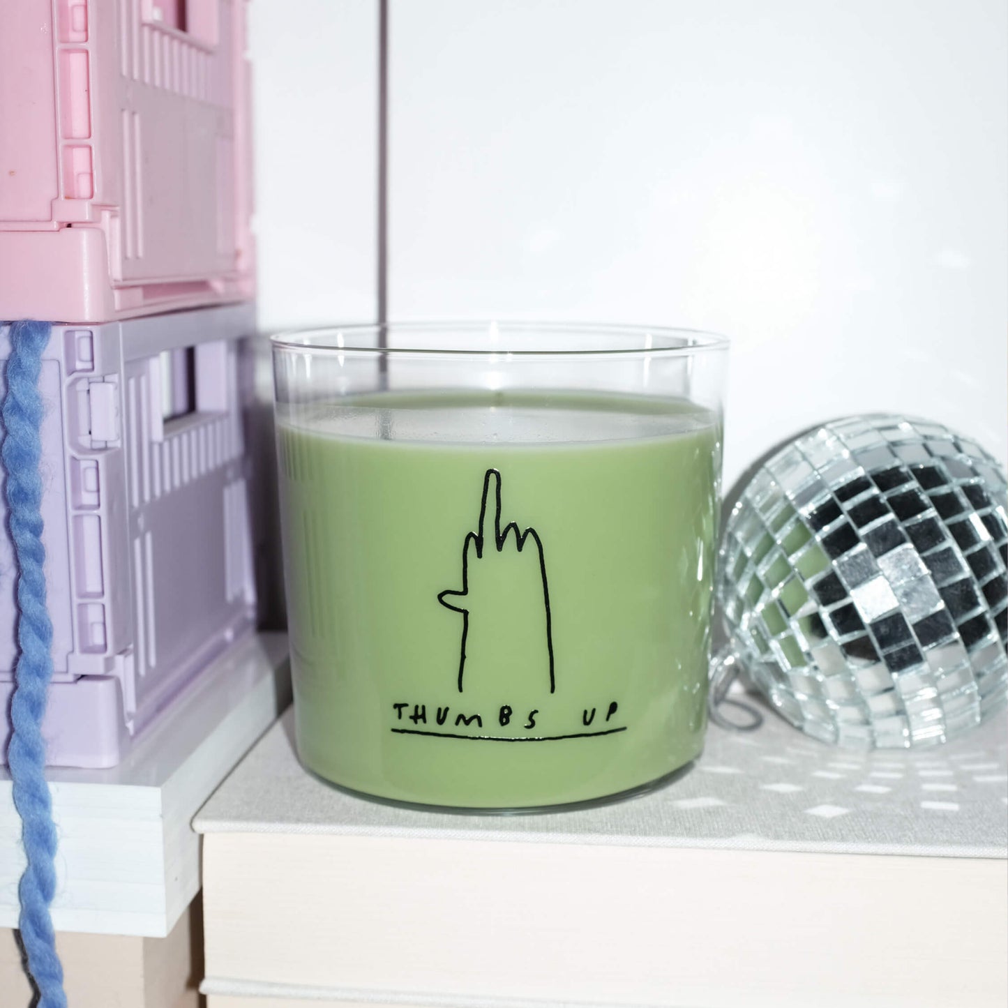 thumbs up Trinkglas gefüllt mit Matcha