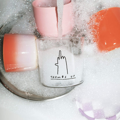 Thumbs up Glas in Spülwasser