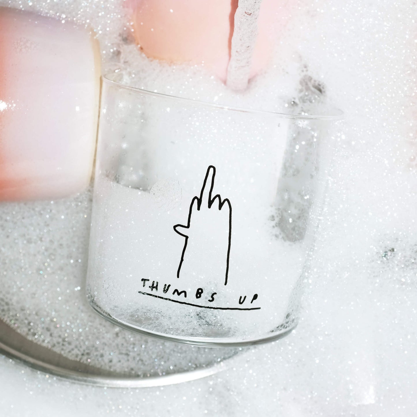 Glas Thumbs up in Spülschaum