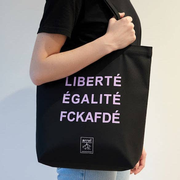 Tote Bag in Schwarz mit lila Aufdruck: LIBERTÉ ÉGALITÉ FCKAFDÉ und arrel Logo