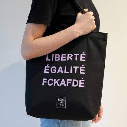 Tote Bag in Schwarz mit lila Aufdruck: LIBERTÉ ÉGALITÉ FCKAFDÉ und arrel Logo