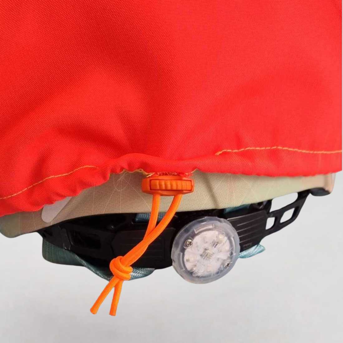 antoniaberndt Helmüberzug-Detail: Gummizug und Kordelstopper am Helm 