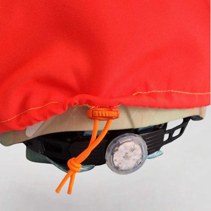 antoniaberndt Helmüberzug-Detail: Gummizug und Kordelstopper am Helm 