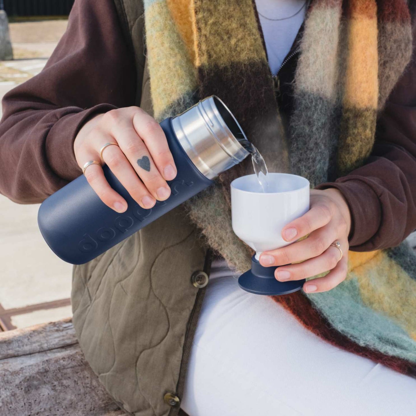 dopper insulated 580ml blue Thermoskanne beim einschenken