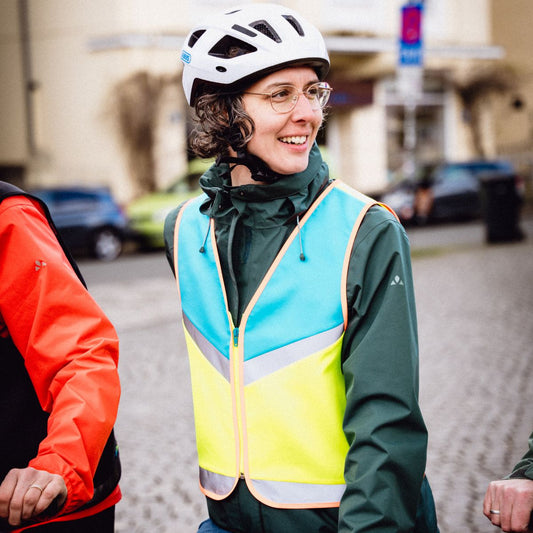 Antonia Berndt mit blau gelber Warnweste