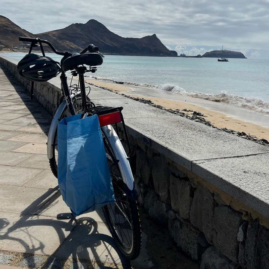 Fahrradtasche an Gepäckträger am Meer