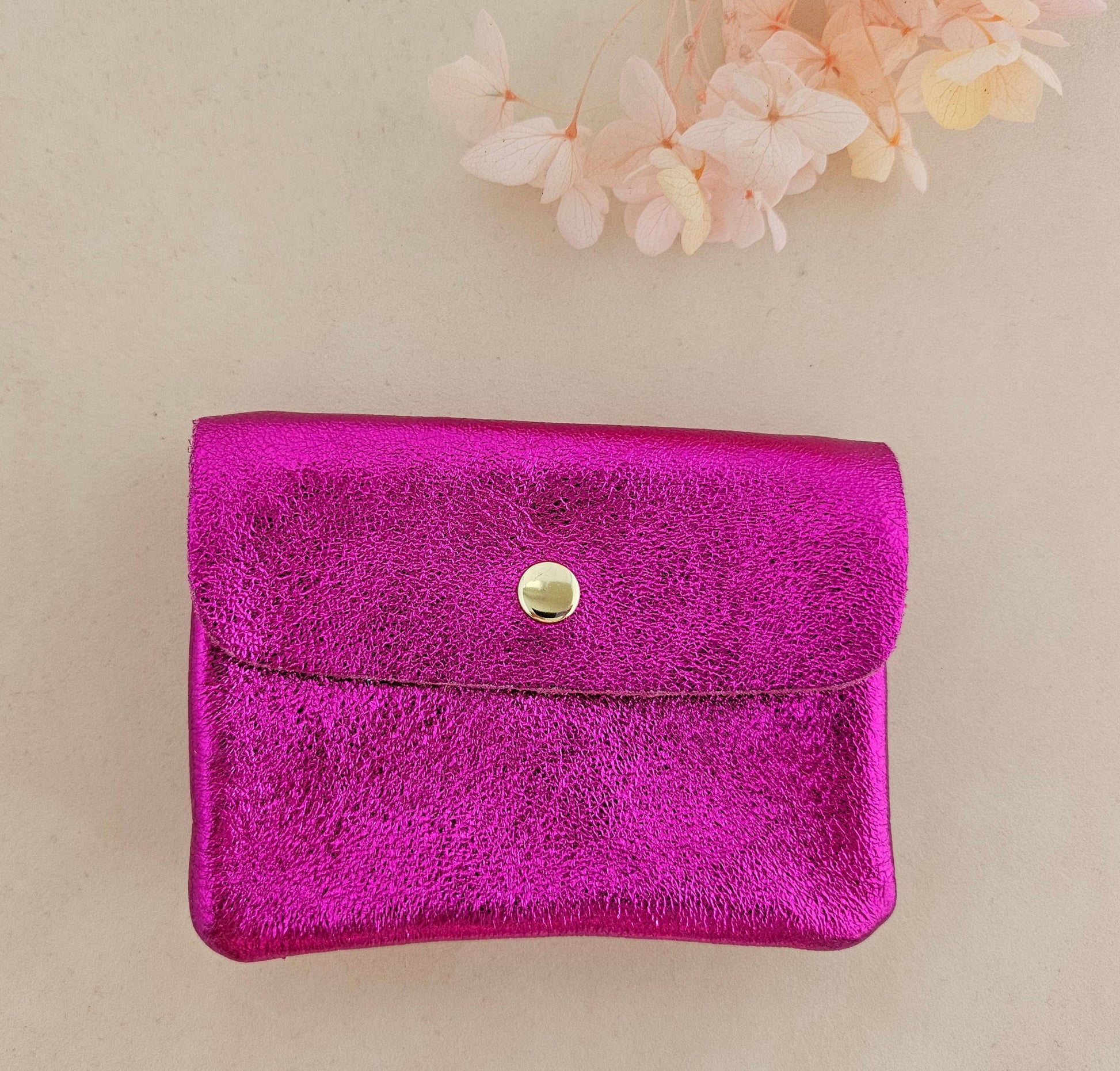 Upcycling Geldbörse aus hochwertigen Lederresten in Fuchsia metallic mit Druckknopf und Reißverschlussfach.