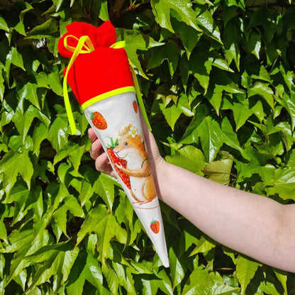 Kleine Schultüte in 35 cm mit individualisierbaren Motiven, hier mit Maus und Erdbeeren.