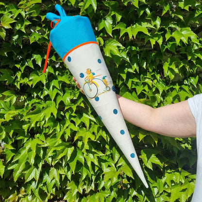 Individualisierbare, genähte Schultüte mit blauen Punkten und einer Katze auf dem Fahrrad. 70 Centimeter.