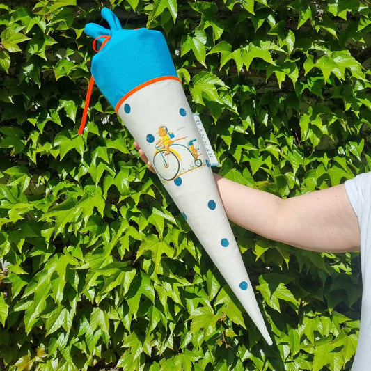 Handbedruckte, genähte Schultüte aus Stoff mit individualisierbaren Details.