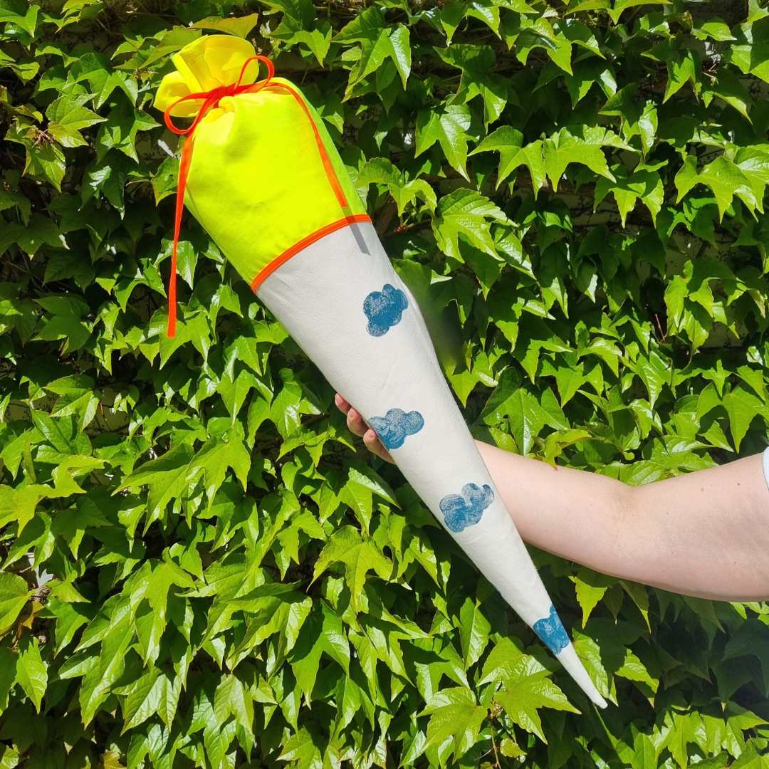 Handbedruckte Schultüte aus Stoff  in 70 Centimeter Höhe.