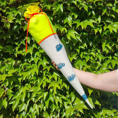 Handbedruckte Schultüte aus Stoff  in 70 Centimeter Höhe.