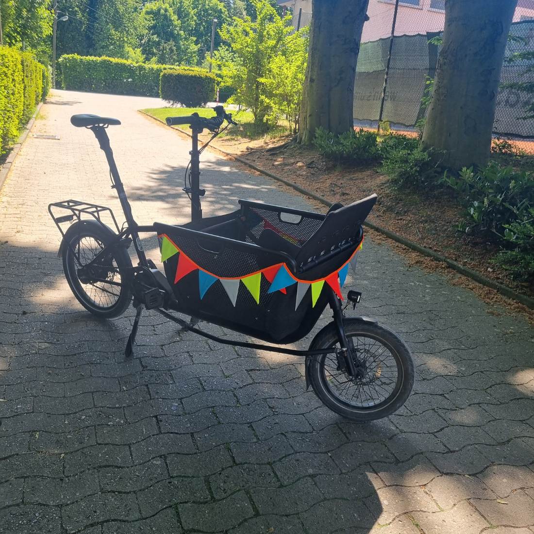 Bunte Wimpelkette an Lastenrad