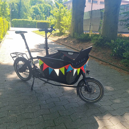 Leuchtende Reflex-Wimpelkette an Lastenradkorb