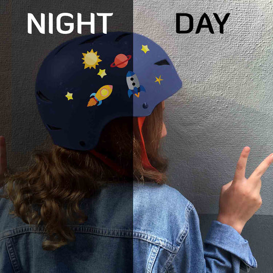 Reflexsticker Rakete Planeten Sterne auf Helm Tag und Nacht Ansicht