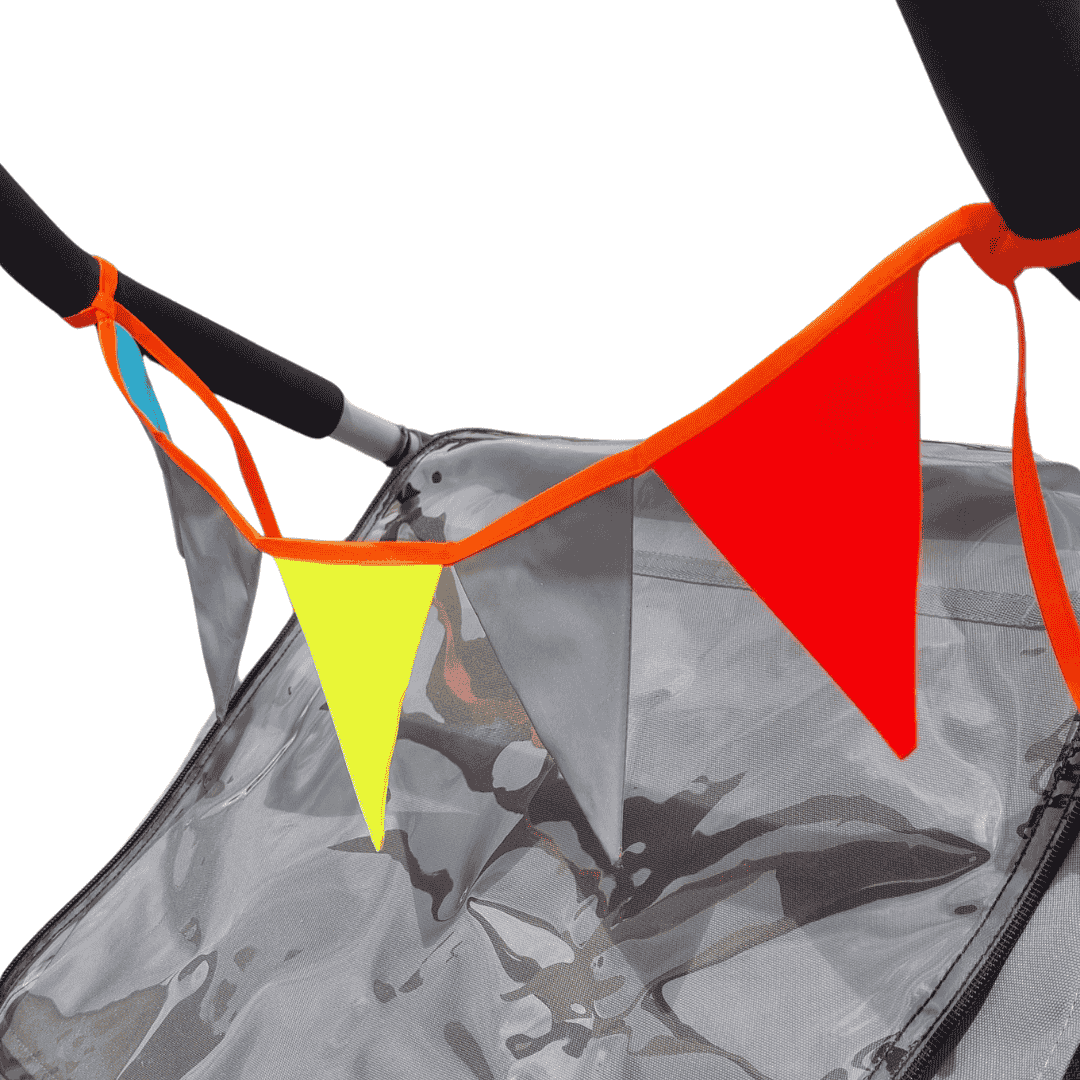 Kurze Wimpelkette mit bunten und reflektierenden Wimpeln an einem Fahrradanhänger.