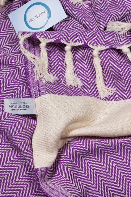 Detailaufnahmen Strandtuch ecobain fischgrätmuster in lila weiß
