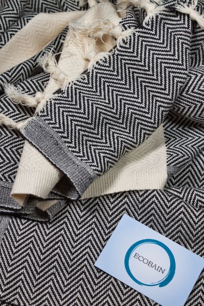 Detailaufnahme Strandtuch von ecobain in schwarz-beige