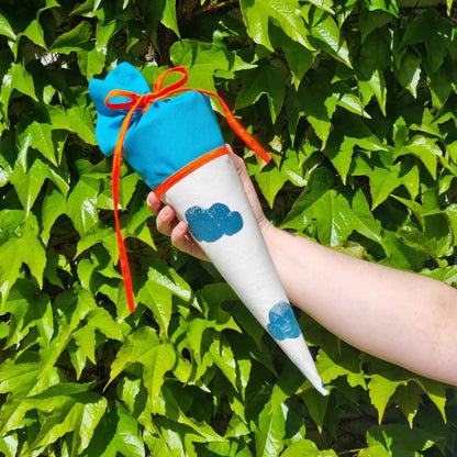 Kleine, handbedruckte Schultüte für Geschwisterkinder mit individualisierbaren Details.