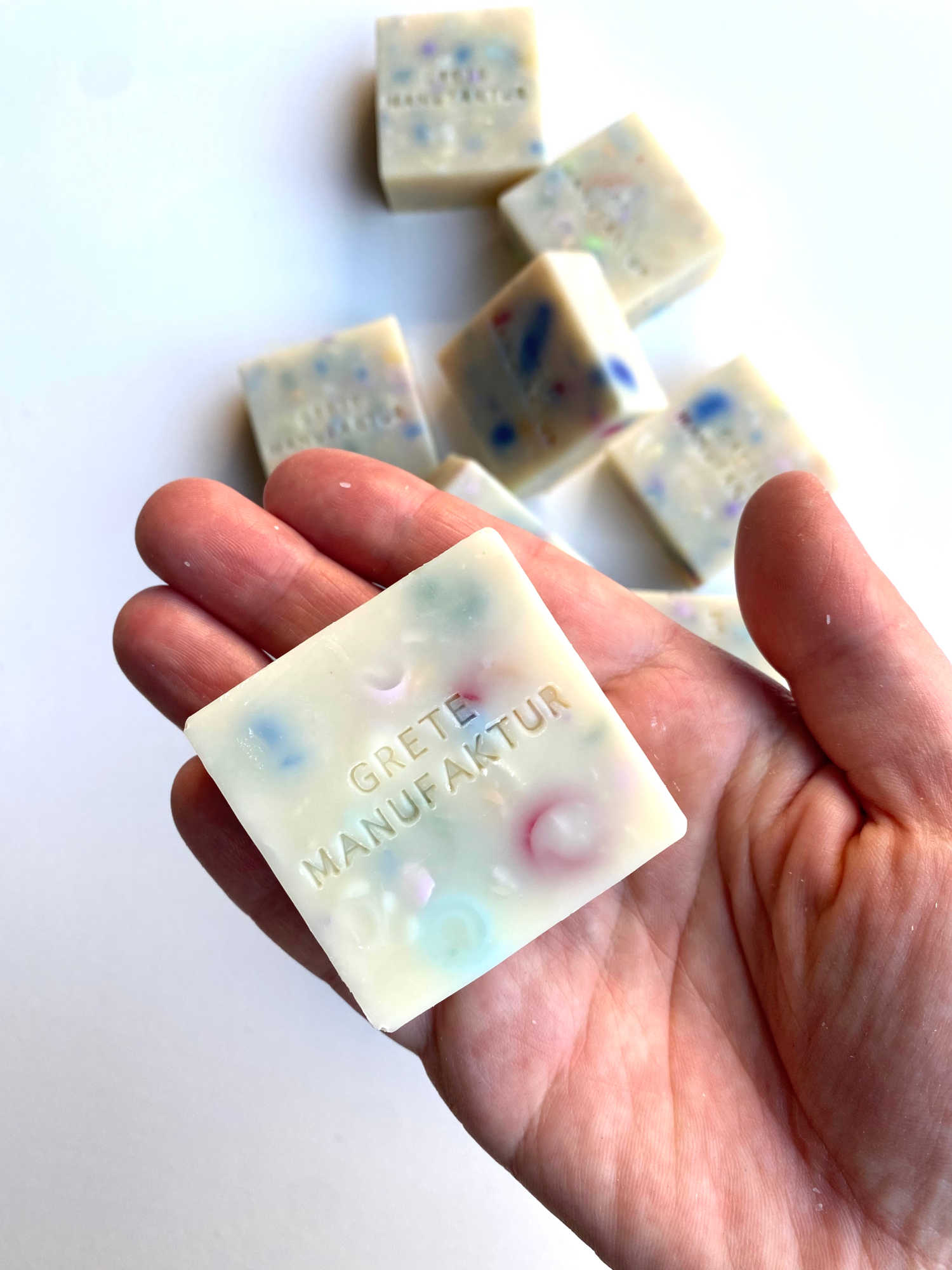 Grete Manufaktur Konfetti Seife Astrid auf Hand