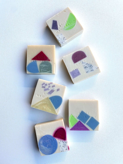 Eckige Seifen mit bunten geometrischen Einschlüssen von der Grete Manufaktur. 