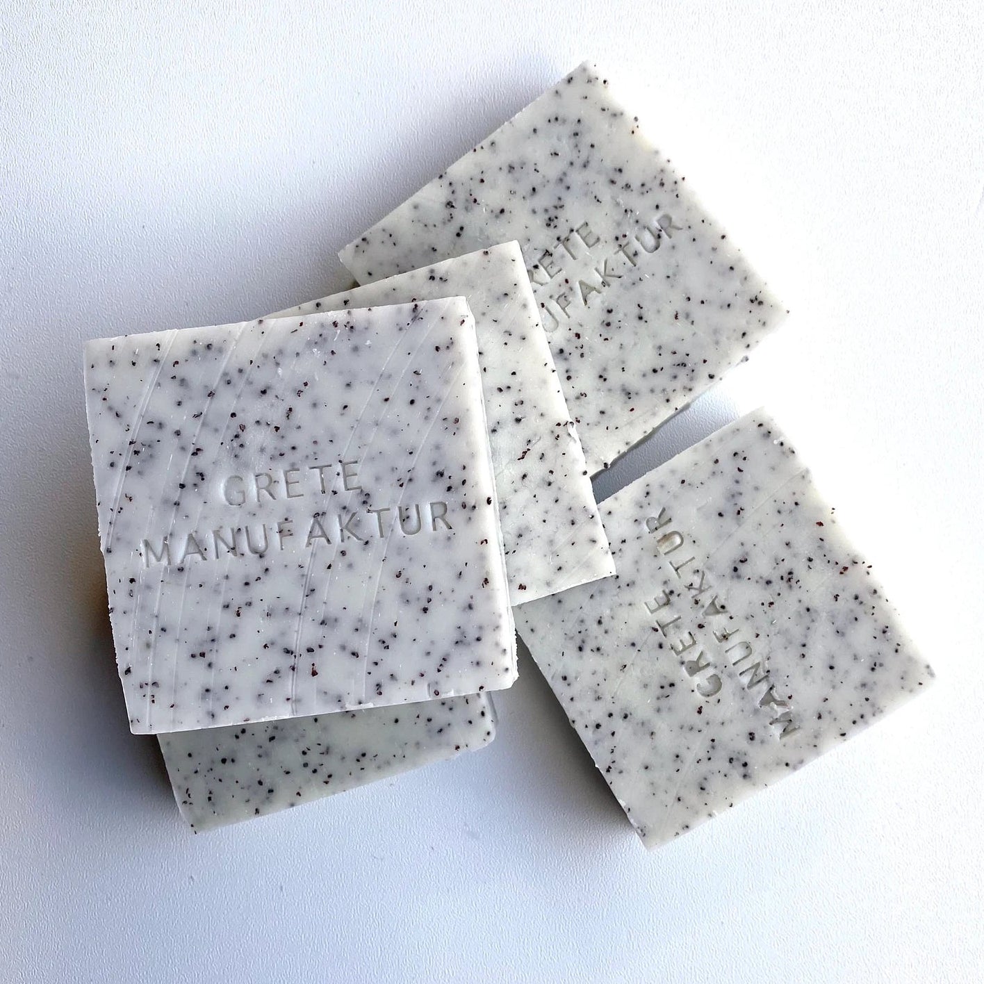 Mehrere Peeling Seifen mit GRETE MANUFAKTUR Stempel auf einem Stapel