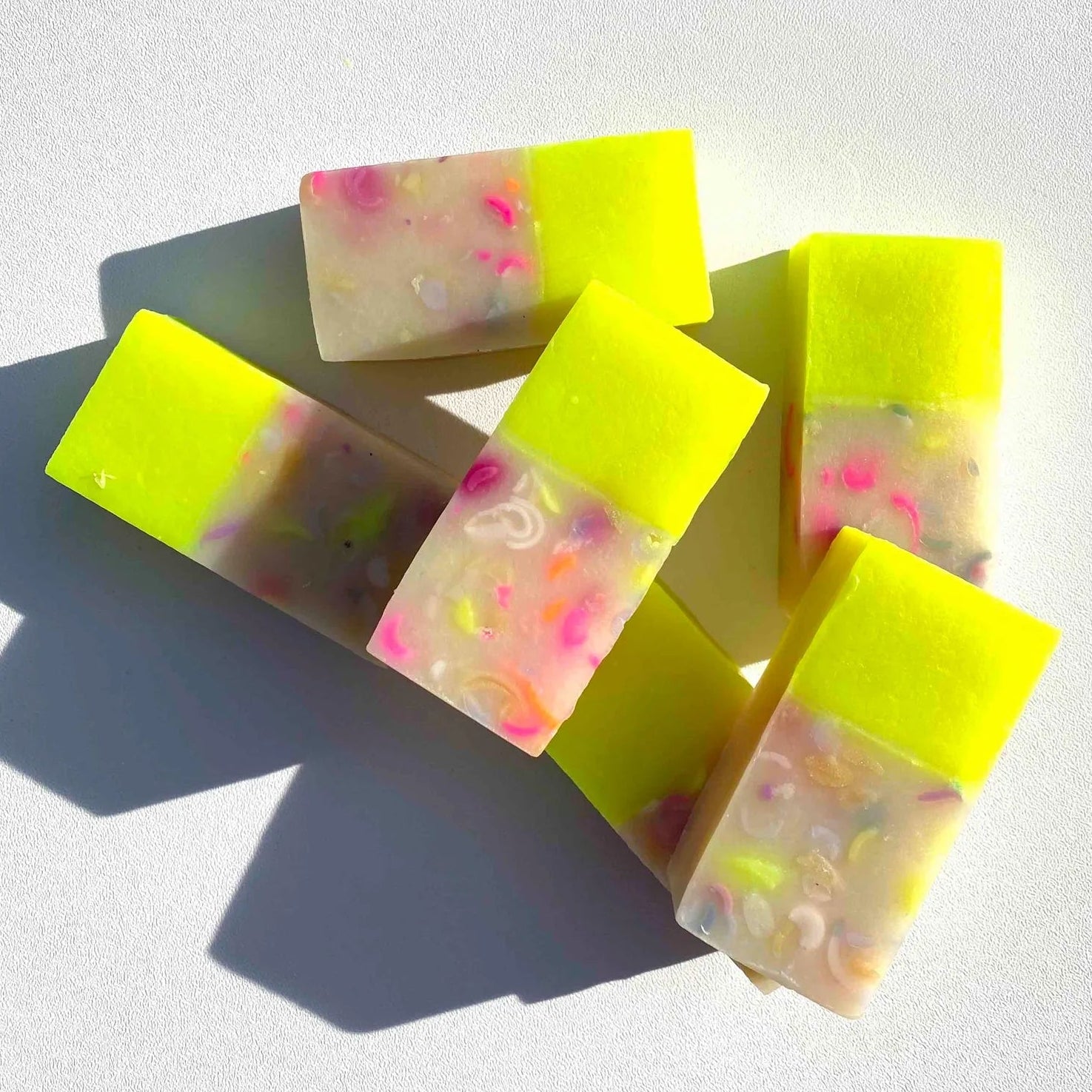 Kleine Seife der Grete Manufaktur mit Mix aus Konfetti- und Neon-Seife
