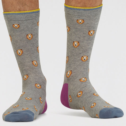 Socken mit Bären-Köpfen in den Farben Grau, Jeansblau und Lila.