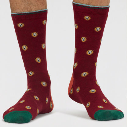 Socken mit Bären-Köpfen in den Farben Weinrot, Moosgrün und Rostorange.