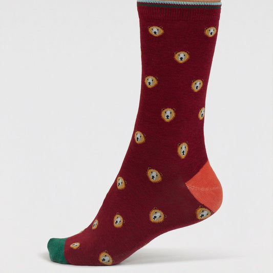 Socken mit Bären-Köpfen in den Farben Weinrot, Moosgrün und Rostorange.