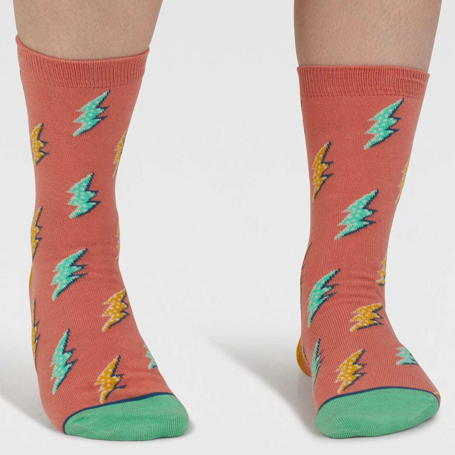 Socken mit Blitzen in den Farben Koralle, Senfgelb und Grün.