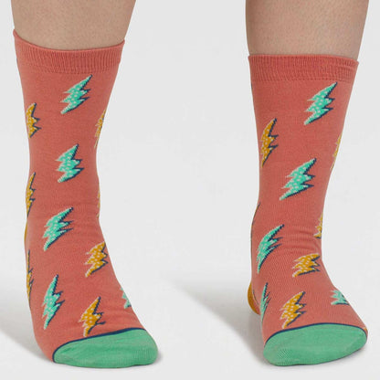 Socken mit Blitzen in den Farben Koralle, Senfgelb und Grün.
