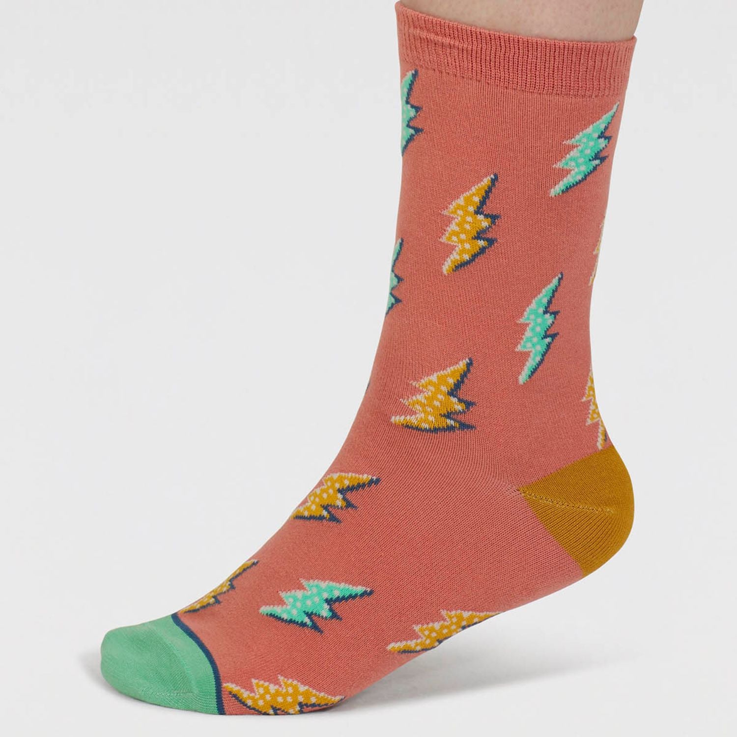 Socken mit Blitzen in den Farben Koralle, Senfgelb und Grün.