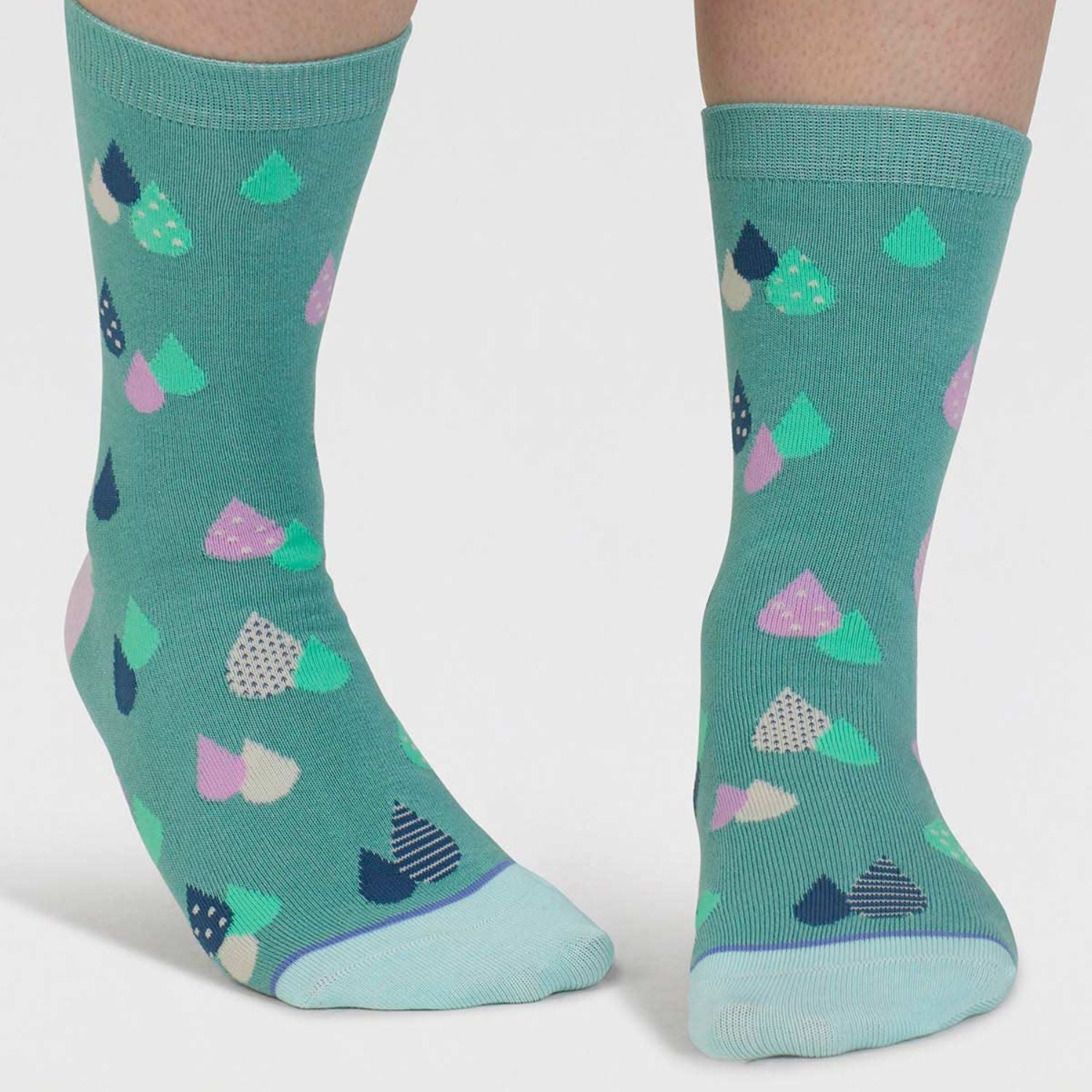 Socken mit Tropfen in den Farben Salbei, Altrosa und Minze.