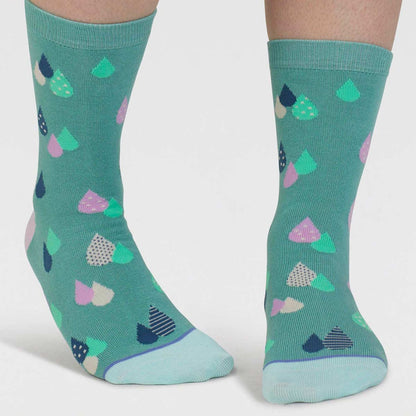 Socken mit Tropfen in den Farben Salbei, Altrosa und Minze.