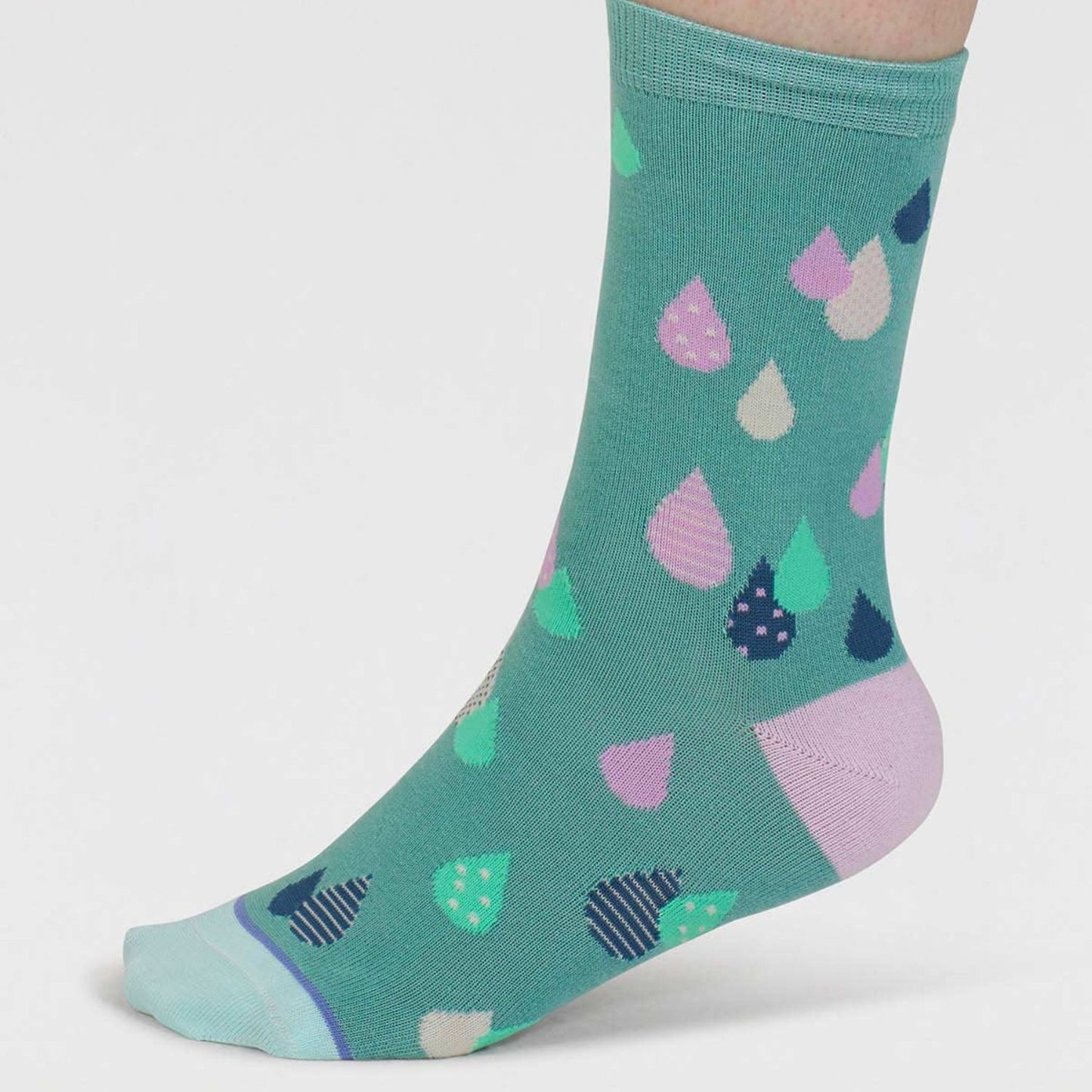 Socken mit Tropfen in den Farben Salbei, Altrosa und Minze.