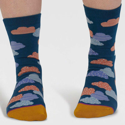 Socken mit Wolken in den Farben Jeansblau, Koralle, und Senfgelb.