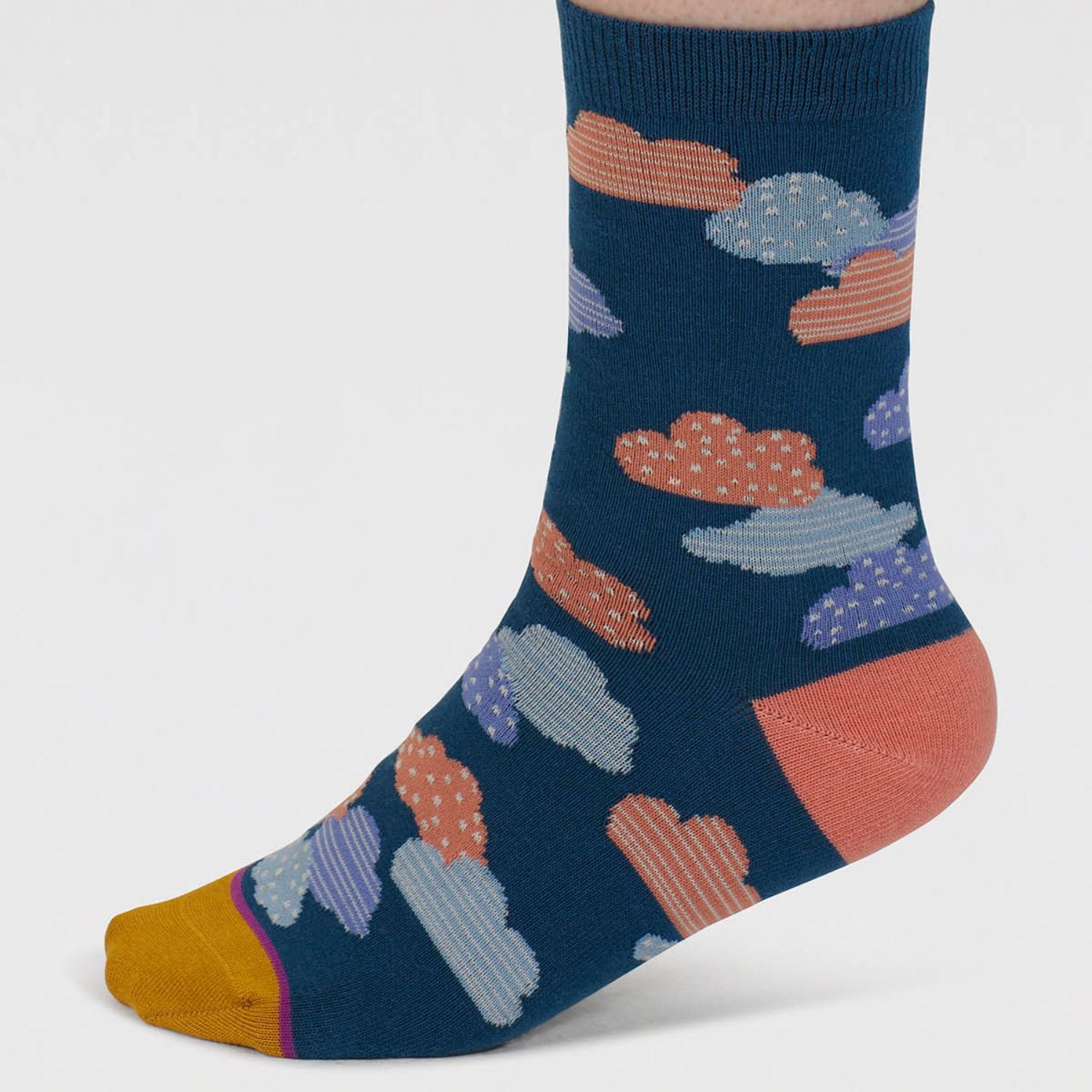 Socken mit Wolken in den Farben Jeansblau, Koralle, und Senfgelb.