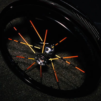 Speichenreflektoren: reflektierende Speichensticker orange an Rollstuhl