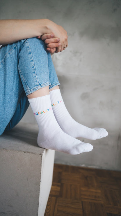 fairtrade tennissocken mit bunt eingesticktem Schriftzug equality