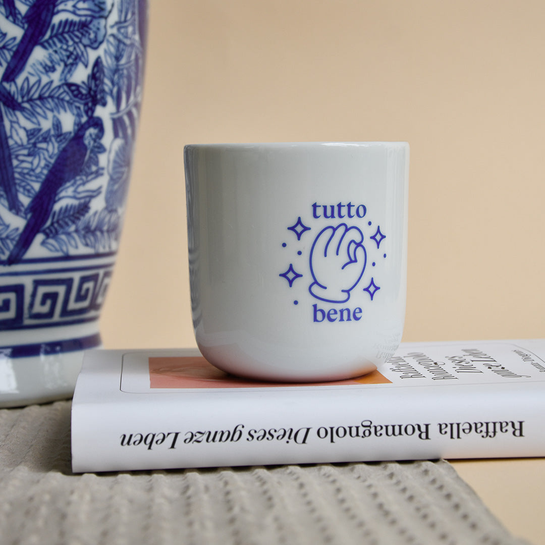 tutto bene Tasse auf Buch