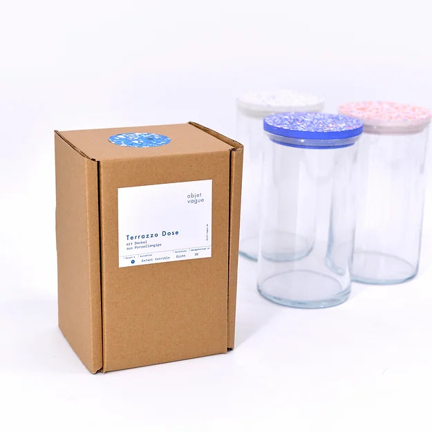 Geschenkverpackung Terrazzo Dose mit drei Vorratsgläser beistehend