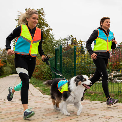 Joggerinnen und Hund mit antoniaberndt Warnweste bunter Hund 